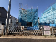 【東京都/中野区上鷺宮】中野区上鷺宮3丁目4期　2号棟 建築中の外観：全5棟・左から2番目