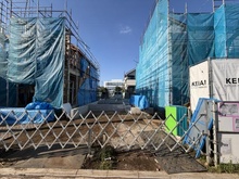 【東京都/中野区上鷺宮】中野区上鷺宮3丁目4期　3号棟 建築中の外観：全5棟・左から3番目