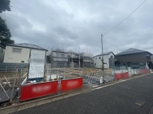 【東京都/練馬区高松】練馬区高松6丁目13期　1号棟 現地（建築前）：手前左側1号棟（全5号棟）