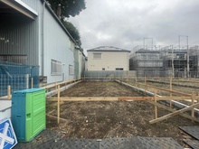 【東京都/練馬区高松】練馬区高松6丁目13期　1号棟 現地（建築前）：手前左側1号棟（全5号棟）
