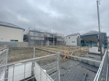 【東京都/練馬区高松】練馬区高松6丁目13期　2号棟 現地（建築前）：手前左側2号棟（全5号棟）