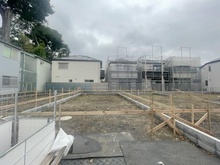 【東京都/練馬区高松】練馬区高松6丁目13期　2号棟 現地（建築前）：手前中央2号棟（全5号棟）