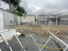 【東京都/練馬区高松】練馬区高松6丁目13期　2号棟 現地（建築前）：手前中央2号棟（全5号棟）