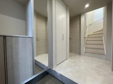 【東京都/武蔵野市境南町】武蔵野市境南町一丁目新築戸建E号棟/全5棟 玄関