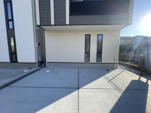 【東京都/武蔵野市境南町】武蔵野市境南町一丁目新築戸建E号棟/全5棟 駐車場：全5棟現場（写真は中央はE号棟です）