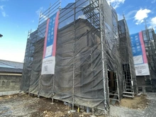 【東京都/武蔵野市八幡町】武蔵野市八幡町一丁目新築戸建　2号棟/全3棟 建築中の外観：写真手前の棟が2号棟です。（全3棟）