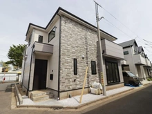 【東京都/西東京市西原町】西東京市西原町4丁目1号棟 建築中の外観：全2棟　写真中央