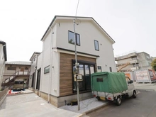 【東京都/西東京市西原町】西東京市西原町4丁目2号棟 建築中の外観：全2棟　写真中央