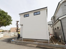 【東京都/西東京市西原町】西東京市西原町4丁目2号棟 建築中の外観：全2棟　写真中央