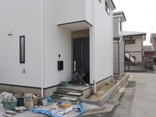 【東京都/西東京市西原町】西東京市西原町4丁目2号棟 建築中の外観：全2棟　写真中央