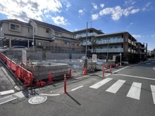 【東京都/中野区白鷺】中野区白鷺1丁目　A号棟/全3棟 建築中の外観：全3棟現場（左から１軒目）