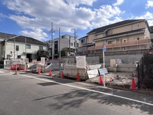 【東京都/中野区白鷺】中野区白鷺1丁目　B号棟/全3棟 建築中の外観：全3棟現場（真ん中）