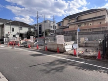 【東京都/中野区白鷺】中野区白鷺1丁目　C号棟/全3棟 建築中の外観：全3棟現場（右から1軒目）