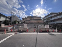 【東京都/中野区白鷺】中野区白鷺1丁目　C号棟/全3棟 建築中の外観：全3棟現場（右から1軒目）