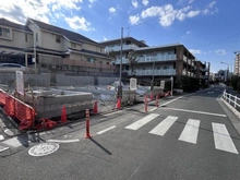 【東京都/中野区白鷺】中野区白鷺1丁目　C号棟/全3棟 建築中の外観：全3棟現場（右から1軒目）