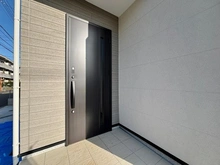 【東京都/三鷹市上連雀】三鷹市上連雀8丁目　新築戸建　3号棟/全4号棟 玄関