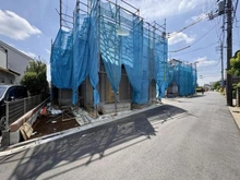 【東京都/西東京市泉町】西東京市泉町3丁目新築戸建　1号棟/全16棟 建築中の外観：写真中央／全16棟