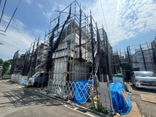 【東京都/武蔵野市桜堤】武蔵野市桜堤3丁目　新築戸建　5号棟　全8棟 建築中の外観：全8棟／写真中央