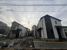 【東京都/西東京市新町】西東京市新町3丁目　新築戸建　B号棟 建築中の外観：全5号棟/写真右側