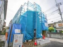 【神奈川県/川崎市麻生区岡上】川崎市麻生区岡上1丁目　新築戸建 建築中の外観