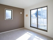 【東京都/稲城市坂浜】稲城市坂浜4丁目　新築戸建2号棟 洋室：約7.0帖
ウォークインクローゼット付き