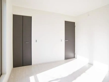 【東京都/稲城市坂浜】稲城市坂浜4丁目　新築戸建2号棟 洋室：約7.0帖
ウォークインクローゼット付き