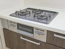 【東京都/稲城市坂浜】稲城市坂浜4丁目　新築戸建3号棟 キッチン：三口コンロ