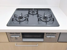 【神奈川県/川崎市麻生区王禅寺東】川崎市麻生区王禅寺東6丁目　新築戸建3号棟 キッチン：三口コンロ