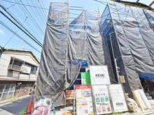 【東京都/足立区本木南町】足立区本木南町　新築戸建1号棟 建築中の外観：全3棟
写真中央