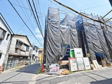 【東京都/足立区本木南町】足立区本木南町　新築戸建1号棟 建築中の外観：全3棟
写真中央