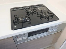 【東京都/足立区本木南町】足立区本木南町　新築戸建1号棟 キッチン：三口コンロ