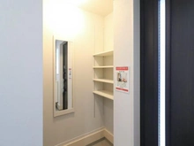 【東京都/足立区本木南町】足立区本木南町　新築戸建1号棟 玄関：シューズインクローゼット付き