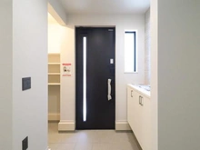 【東京都/足立区本木南町】足立区本木南町　新築戸建1号棟 玄関：シューズインクローゼット付き