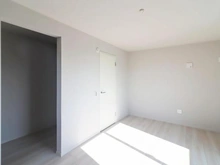 【東京都/足立区本木南町】足立区本木南町　新築戸建1号棟 洋室：約10.1帖
ウォークインクローゼット付き