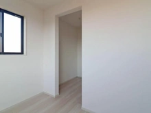 【東京都/足立区本木南町】足立区本木南町　新築戸建1号棟 洋室：約6.5帖
ウォークインクローゼット付き