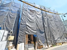 【東京都/足立区本木南町】足立区本木南町　新築戸建2号棟 建築中の外観：全3棟
中央
