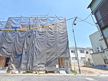 【東京都/足立区本木南町】足立区本木南町　新築戸建3号棟 建築中の外観：全3棟
写真中央