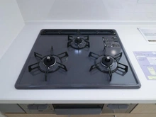 【東京都/府中市浅間町】府中市浅間町4丁目新築戸建【1号棟】 キッチン：三口コンロ