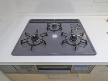 【東京都/府中市浅間町】府中市浅間町4丁目新築戸建【2号棟】 キッチン：三口コンロ