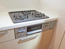 【東京都/三鷹市深大寺】三鷹市深大寺3丁目新築戸建1号棟 キッチン:三口コンロ