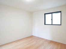 【東京都/三鷹市深大寺】三鷹市深大寺3丁目新築戸建1号棟 洋室:約8.7帖
ウォークインクローゼット付き