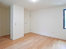 【東京都/三鷹市深大寺】三鷹市深大寺3丁目新築戸建1号棟 洋室:約8.7帖
ウォークインクローゼット付き