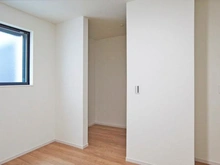 【東京都/三鷹市深大寺】三鷹市深大寺3丁目新築戸建1号棟 洋室:約8.7帖
ウォークインクローゼット付き