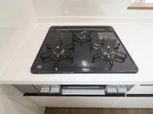 【東京都/日野市平山】日野市平山5丁目　新築戸建1号棟 キッチン：三口コンロ