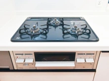 【神奈川県/相模原市南区大野台】相模原市南区大野台3丁目 　新築戸建1号棟 キッチン：三口コンロ