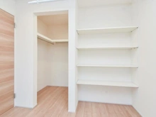 【神奈川県/相模原市南区大野台】相模原市南区大野台3丁目 　新築戸建1号棟 洋室：約7.8帖
ウォークインクローゼット付き