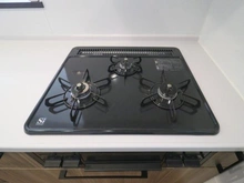 【神奈川県/相模原市南区東大沼】相模原市南区東大沼4丁目　新築戸建1号棟 キッチン：三口コンロ