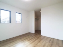 【神奈川県/相模原市南区東大沼】相模原市南区東大沼4丁目　新築戸建1号棟 洋室：約7.0帖
ウォークインクローゼット付き