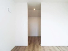 【神奈川県/相模原市南区東大沼】相模原市南区東大沼4丁目　新築戸建1号棟 洋室：約7.0帖
ウォークインクローゼット付き