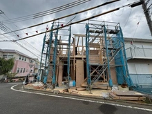 【神奈川県/秦野市今泉】秦野今泉新築戸建【1号棟】 建築中の外観：全2区画
写真正面